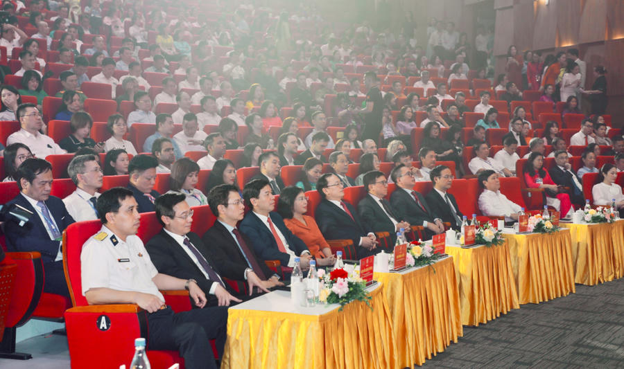 Các đại biểu, khách mời và đông đảo người làm báo tham dự lễ bế mạc, trao giải Liên hoan Phát thanh toàn quốc lần thứ XVII - Quảng Ninh 2026.