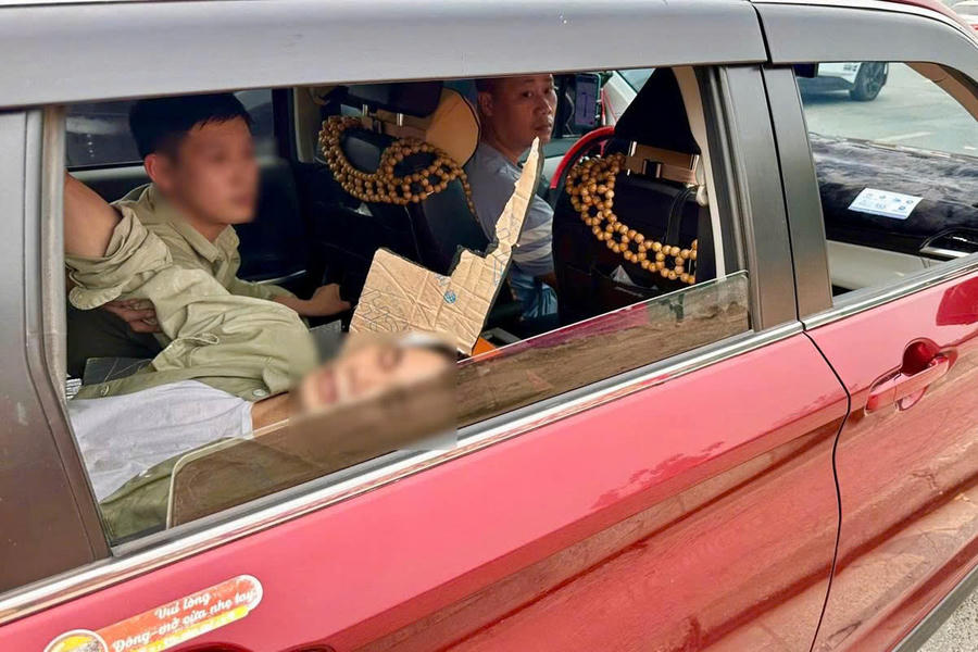 Tài xế Q cùng các công nhân đưa nạn nhân đi cấp cứu dừng xe nhờ CSGT hỗ trợ.