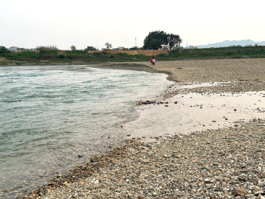 Bãi soi dưới chân cầu Tình Húc có địa hình lòng sông thay đổi đột ngột rất nguy hiểm.