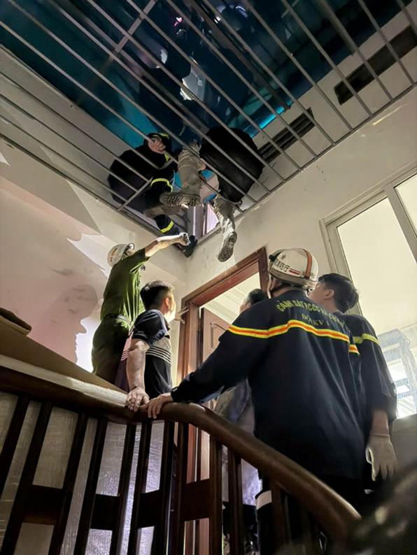 Hiện trưởng giải cứu các nạn nhân.