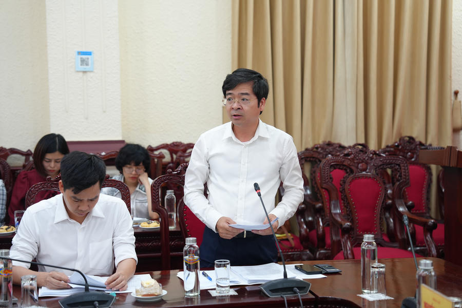 Đại diện Bộ Xây dựng báo cáo tại buổi làm việc.