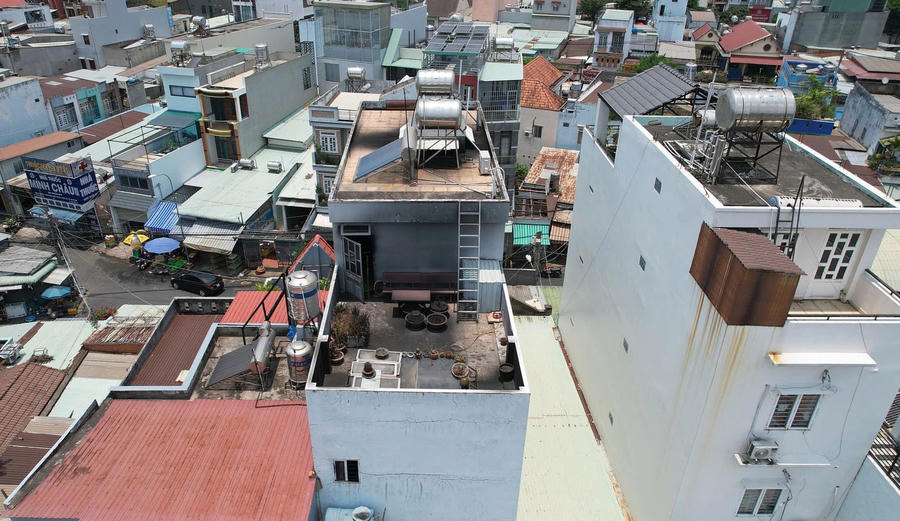 Tầng thượng căn nhà nơi xảy ra vụ cháy ám khói đen.