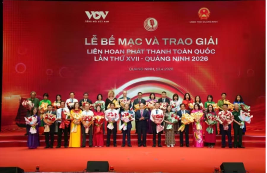 Ban tổ chức tặng hoa cho các đoàn tham gia liên hoan.