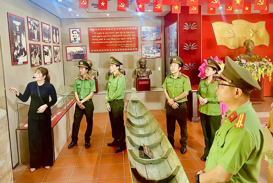 Cán bộ, chiến sĩ lực lượng Tham mưu về nguồn, ôn lại truyền thống tại Căn cứ Cái Chanh – Di tích quốc gia đặc biệt.