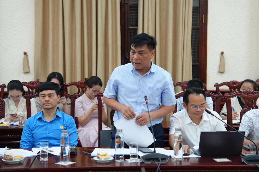 Các đại biểu nêu ý kiến tại buổi làm việc.