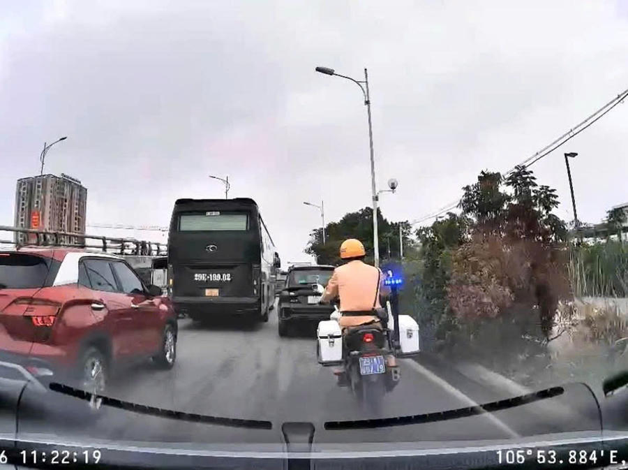 Tổ công tác Đội CSGT đường bộ số 5 mở đường cho xe chở người người bệnh đến bệnh viện.