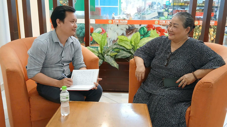 Bà Nguyễn Thị Kim Oanh trò chuyện cùng PV báo Pháp luật Việt Nam.