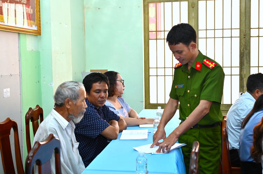 Cán bộ công an xác minh với ông Tơn về thông tin cá nhân.