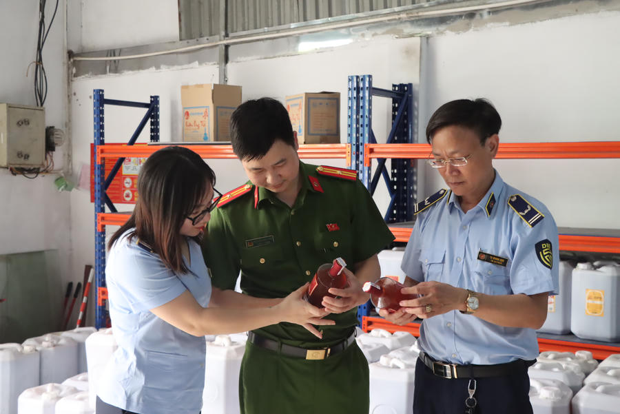 Lực lượng chức năng kiểm tra điểm san chiết rượu nghi vi phạm tại Phù Đổng. Ảnh:&nbsp;Cục Quản lý và Phát triển thị trường trong nước