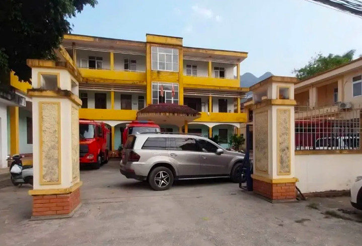 Đối tượng đỗ chắn xe ngang cổng, gây cản trở hoàn toàn hoạt động của lực lượng chức năng.