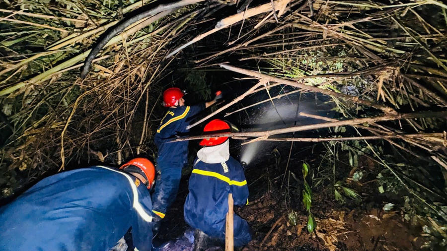 Các chiến sĩ Phòng Cảnh sát PCCC và CNCH tham gia chữa cháy. (Ảnh: CAQT)