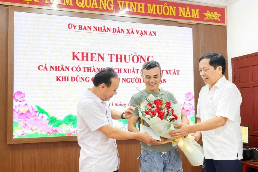 Lãnh đạo xã Vạn An, Nghệ An khen thưởng đột xuất cho ông Khánh sáng 13/4.