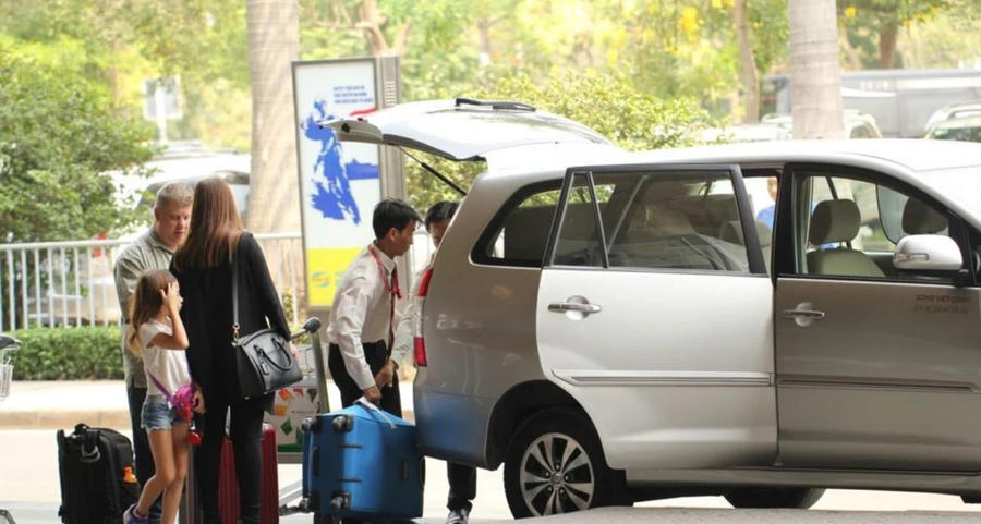 Bộ Công an đề xuất mức phạt tiền từ 12 - 14 triệu đồng đối với cá nhân điều khiển xe ô tô không kinh doanh vận tải nhưng lại chở người lấy tiền hoặc nhận đặt chỗ để chở khách. Ảnh IT