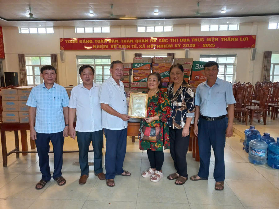 Đáp lại những cống hiến thầm lặng và bền bì ấy, bà Nguyễn Thị Kim Oanh luôn được ghi nhận từ cấp chính quyền địa phường và các tổ chức cá nhân trên cả nước.