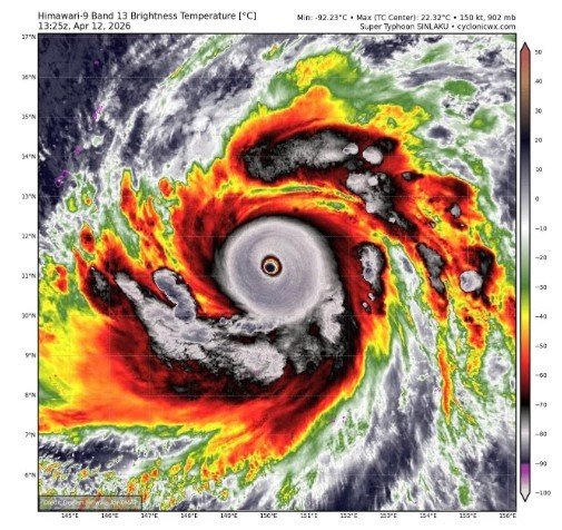 Ảnh vệ tinh chụp siêu bão Sinlaku tối 12/4 (giờ Việt Nam)