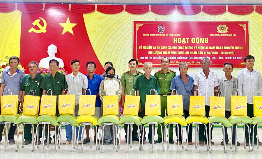 Phòng Tham mưu Công an Cà Mau tặng 100 phần quà cho các gia đình khó khăn tại xã Ninh Thạnh Lợi.