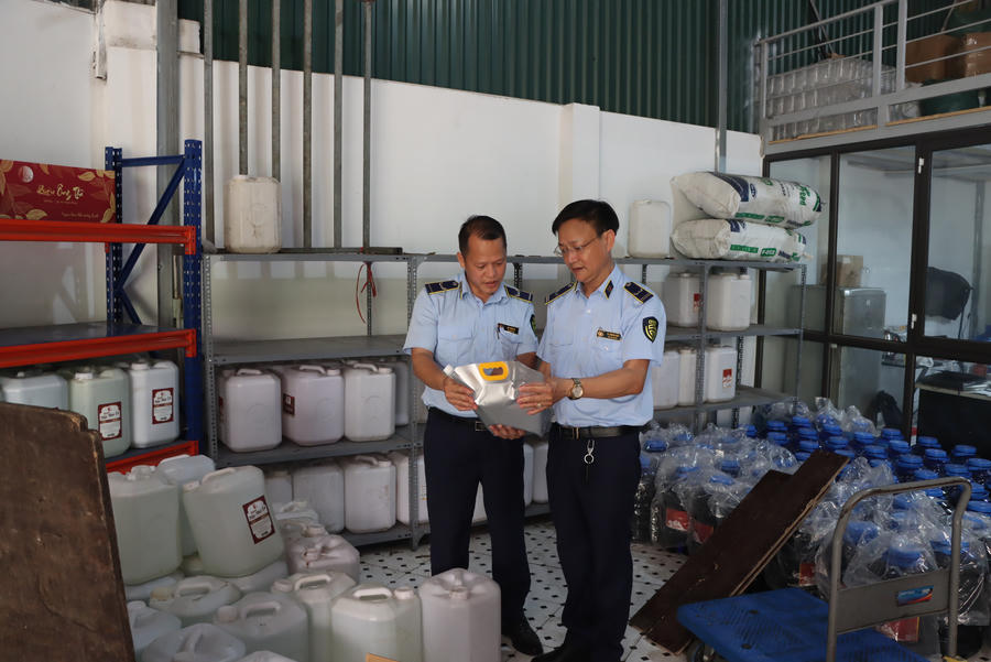 Nhiều rượu màu được chứa trong can nhựa, chỉ dán nhãn thô sơ để phân biệt chủng loại.&nbsp;Ảnh: Cục Quản lý và Phát triển thị trường trong nước