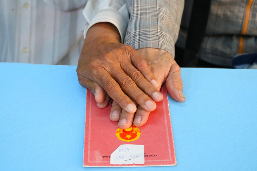 Dù không còn giá trị nhưng cuốn sổ hộ khẩu giấy như minh chứng cho nghĩa tình của đôi vợ chồng già sau gần 3 thập kỷ.