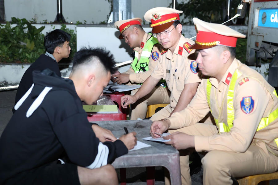 Tổ kiểm tra của Phòng CSGT Công an tỉnh Ninh Bình đã lập biên bản 16 trường hợp với 47 hành vi vi phạm, phạt tiền 159 triệu đồng, tạm giữ 7 phương tiện, tịch thu 1 phương tiện.