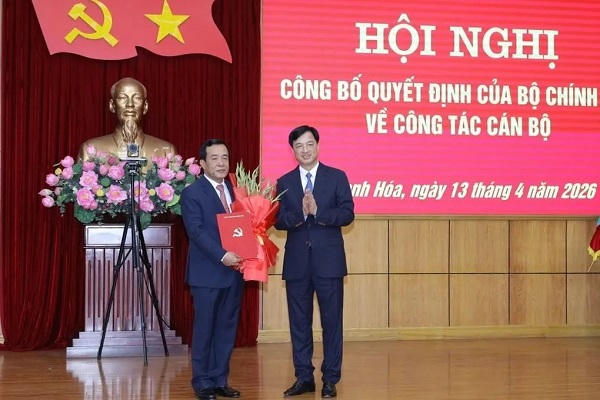 Ông Nguyễn Duy Ngọc, Ủy viên Bộ Chính trị, Bí thư Trung ương Đảng, Trưởng ban Tổ chức Trung ương trao quyết định của Bộ Chính trị điều động ông Lê Đức Thái (bên trái), giữ chức Bí thư Tỉnh ủy Thanh Hóa.