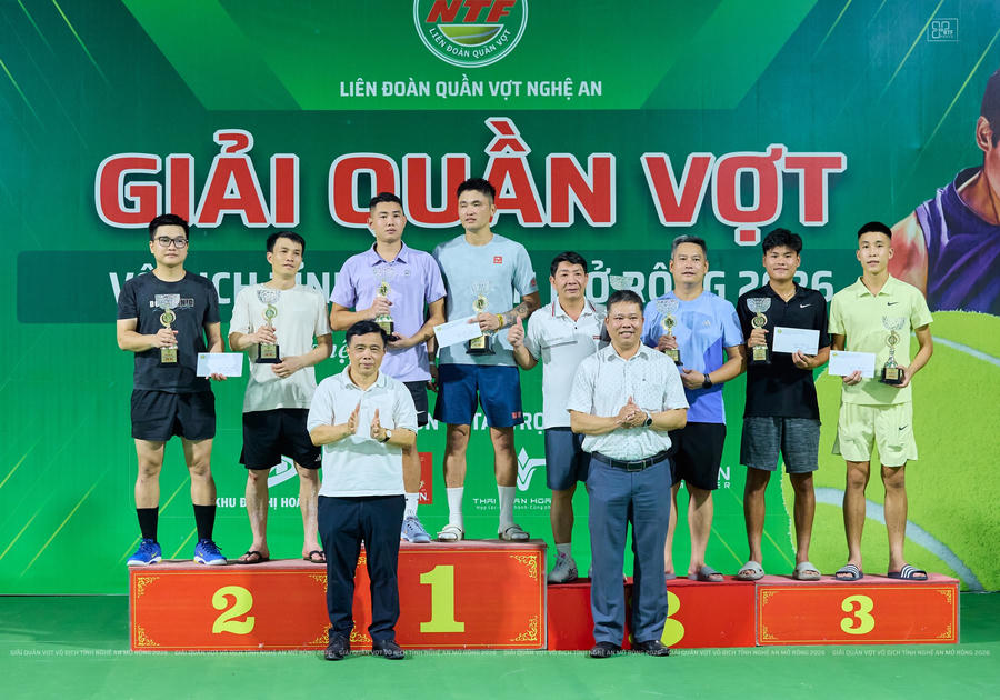 Trao giải cho các VĐV đạt thành tích cao nội dung đôi nam hạng A.