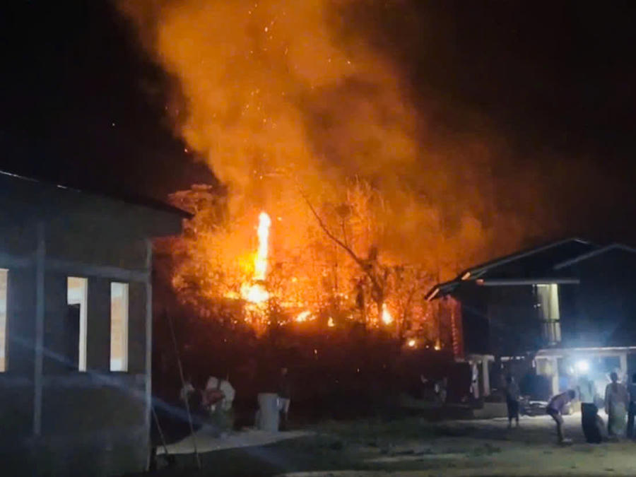 Vụ cháy rừng có nguy cơ lan vào nhà dân. (Ảnh: CAQT)