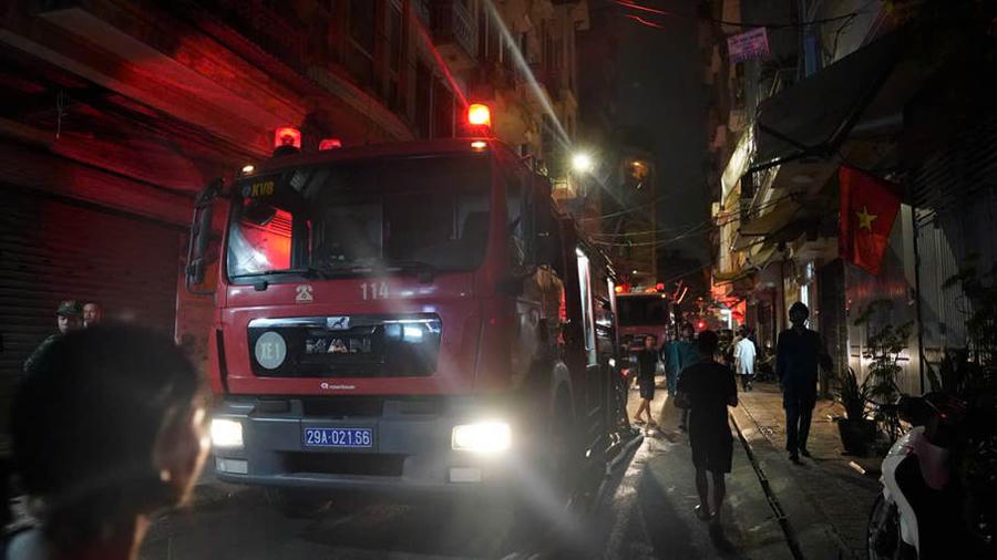 Lực lượng CC&CNCH tiếp cận và triển khai phương tiện chữa cháy.