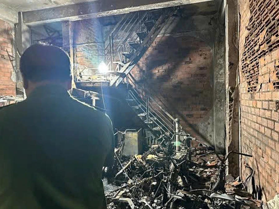 Tầng 1 ngôi nhà bị thiêu rụi hoàn toàn. (Ảnh: Công an nhân dân)