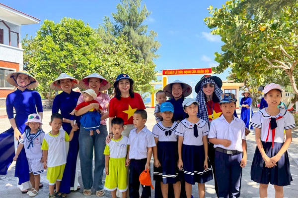 Bà Đinh Thị Lụa (áo đỏ), Phó Bí thư Thường trực Tỉnh ủy Ninh Bình thăm cô và trò trường Mầm non tại đảo Song Tử Tây.