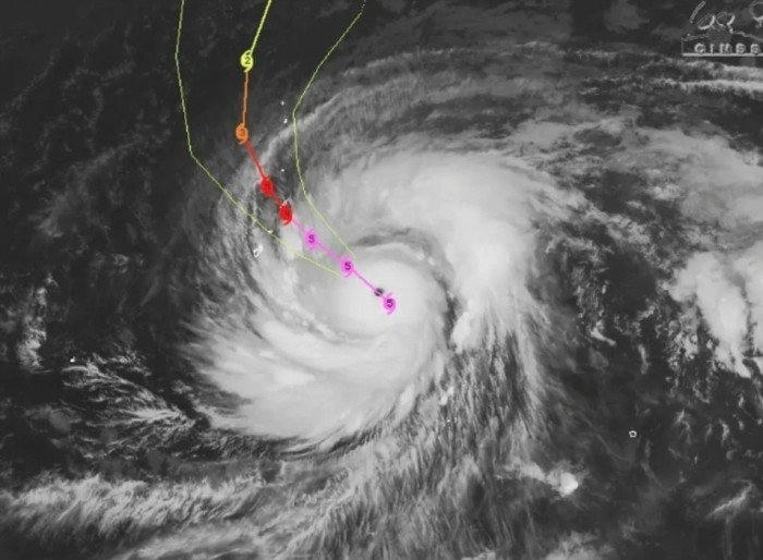 Bão Sinlaku tăng cường độ rất nhanh.