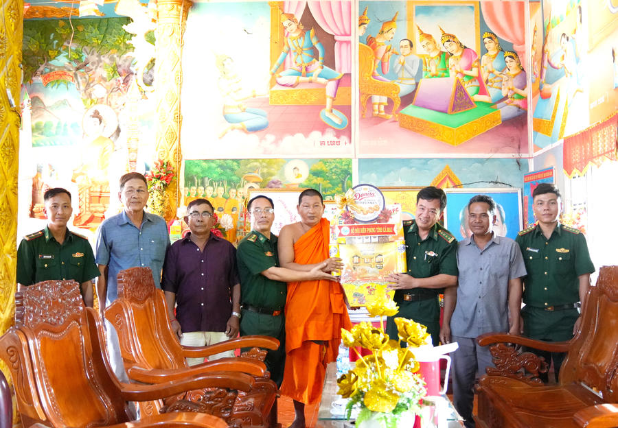 Đoàn công tác BĐBP tỉnh Cà Mau thăm hỏi, tặng quà chúc Tết Chôl Chnăm Thmây tại chùa Serey Vongsa Kos Thmây (xã Vĩnh Hậu).