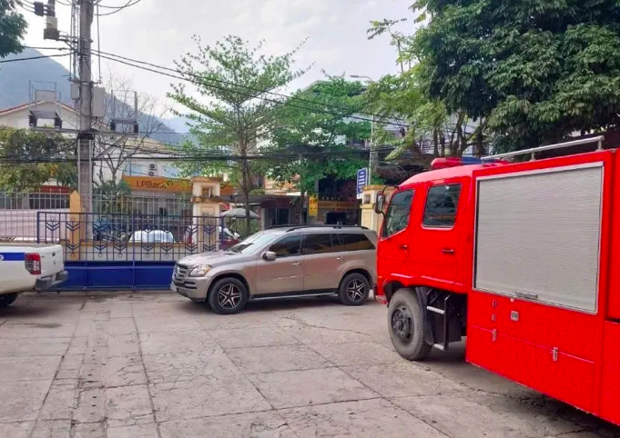 Đối tượng đỗ chắn xe ngang cổng, gây cản trở hoàn toàn hoạt động của lực lượng chức năng.