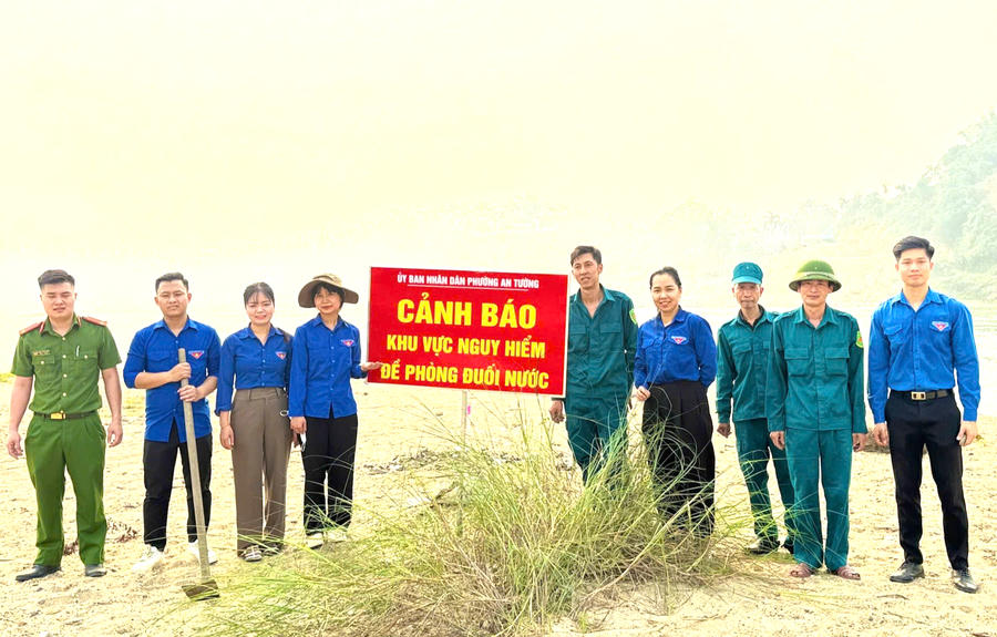 UBND phường An Tường cắm biển cảnh báo khu vực tiềm ẩn nguy cơ mất an toàn khi bơi lội tại bãi soi.