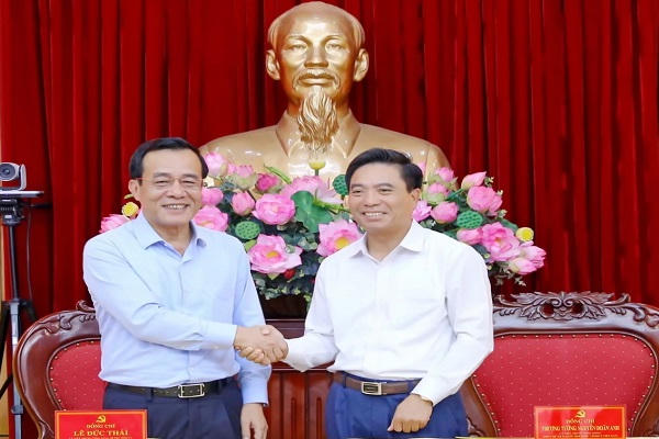 Phó Chủ tịch Quốc hội Nguyễn Doãn Anh&nbsp;bàn giao nhiệm vụ cho Tân&nbsp;Bí thư Tỉnh ủy Lê Đức Thái.