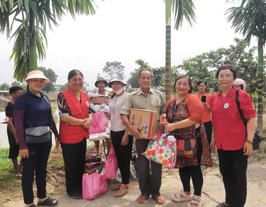 Bà Oanh luôn hết lòng về những người có hoàn cảnh khó khăn.