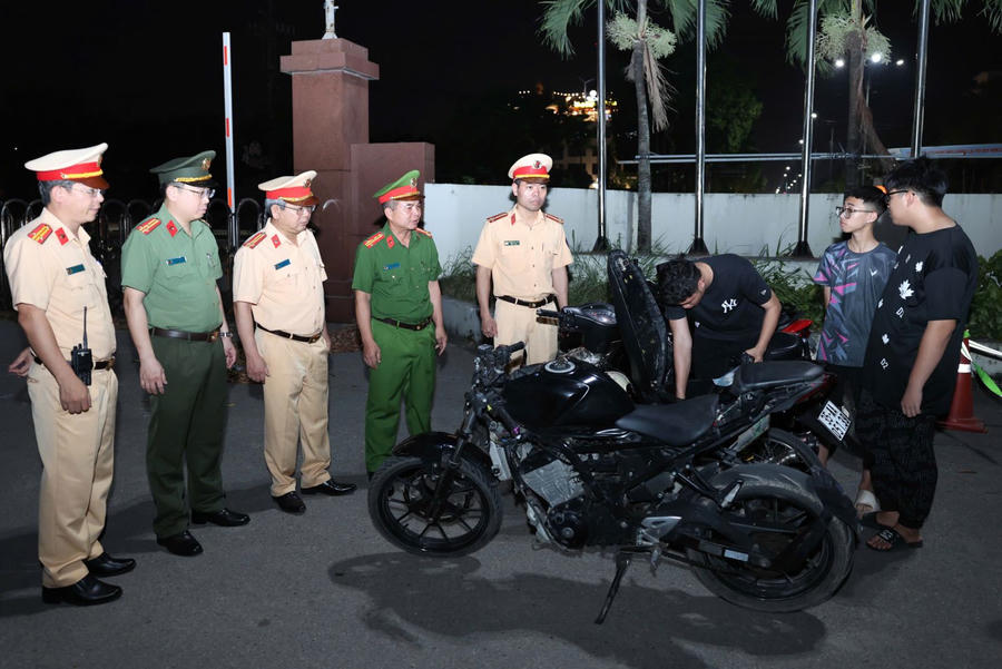 Đại tá Nguyễn Minh Hải, Phó Giám đốc Công an tỉnh Ninh Bình (bìa trái) trực tiếp kiểm tra công tác tuần tra xử lý các "quái xế" trên địa bàn.