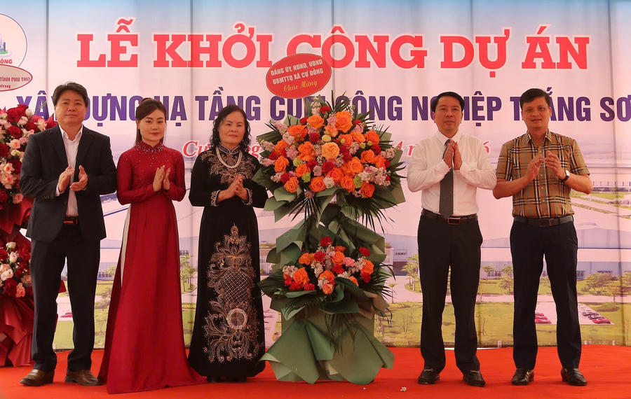 Lãnh đạo Đảng ủy, UBND xã Cự Đồng tặng hoa chúc mừng Công ty TNHH Xây dựng và Đầu tư Thành Công.