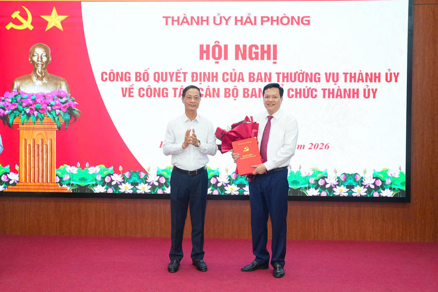 Ông Đỗ Mạnh Hiến, Phó Bí thư Thường trực Thành ủy Hải Phòng trao Quyết định, tặng hoa chúc mừng ông Hoàng Văn Thực.