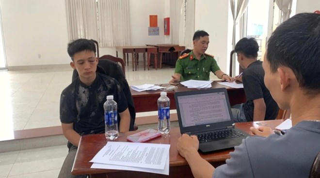 Cơ quan công an lấy lời khai, xử lý 2 đối tượng trộm cắp ôtô. Ảnh: Công an cung cấp