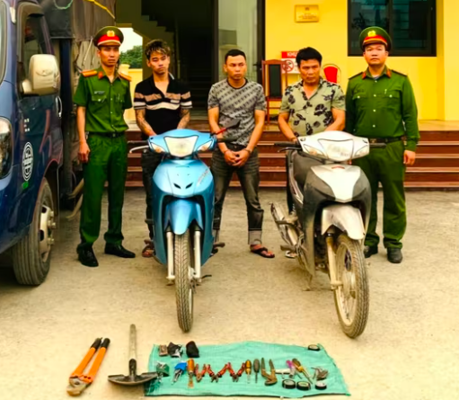 Nhóm đối tượng cùng tang vật thu giữ.