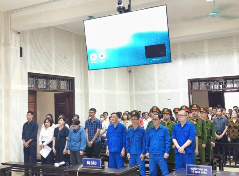 Các bị cáo tại phiên tòa sơ thẩm xét xử vụ sai phạm mua sắm phụ tùng xảy ra tại Công ty CP than Cọc Sáu.