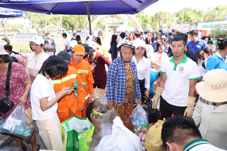 Người dân địa phương tích cực tham gia phân loại rác tại trạm MRF.
