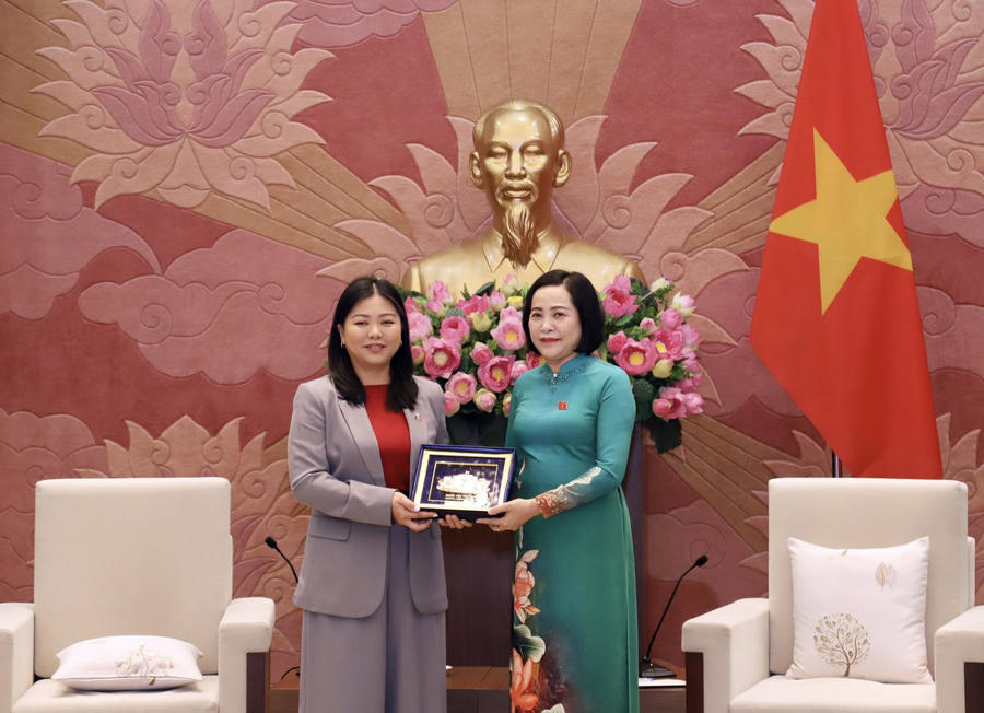 Phó Chủ tịch Quốc hội Nguyễn Thị Thanh trao tặng quà lưu niệm cho Quyền Chủ tịch Hạ viện bang Tây Australia Sook Yee Lai.