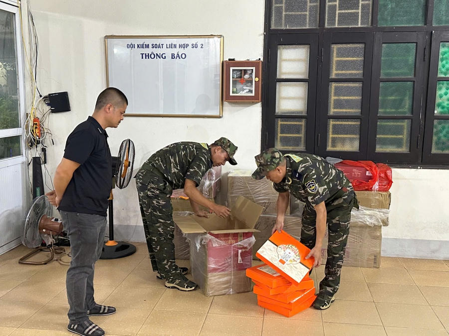 Lực lượng chức năng Quảng Ninh kiểm tra, xử lý hàng hóa vi phạm trong đợt cao điểm chống buôn lậu, gian lận thương mại và hàng giả.