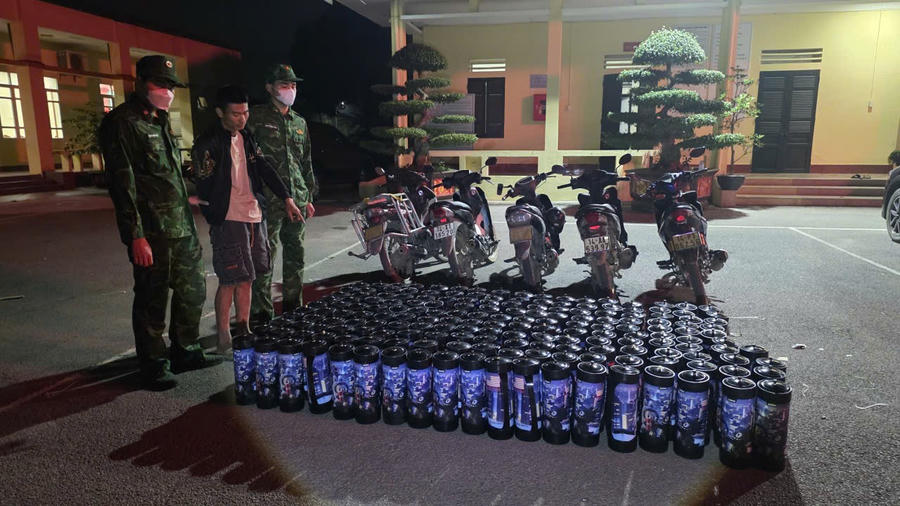 Đối tượng Hà Thanh Phong bị bắt giữ cùng số lượng lớn bình nghi khí cười và 6 xe máy.