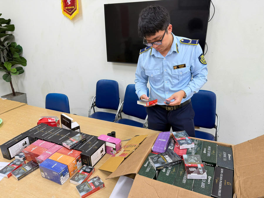 Hàng trăm sản phẩm thuốc lá điện tử vi phạm bị lực lượng chức năng tạm giữ, chờ xử lý và tiêu hủy theo quy định. Ảnh: QLTT