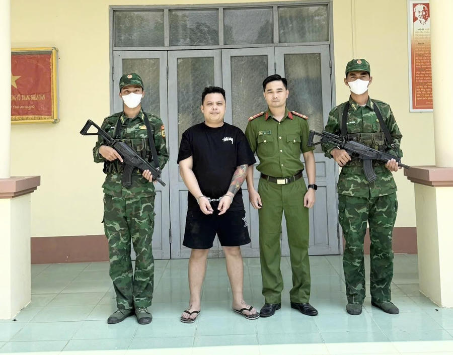 Công an tỉnh Tuyên Quang phối hợp với các lực lượng chức năng bắt giữ thành công đối tượng truy nã Nông Văn Huân. (Ảnh: CA Tuyên Quang).