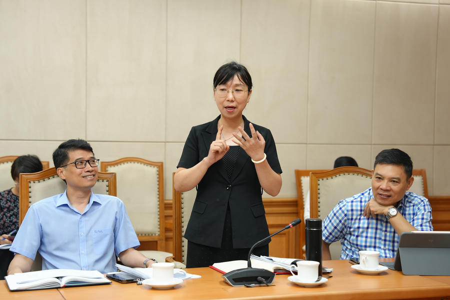 Các đại biểu tham gia phát biểu tại cuộc họp.