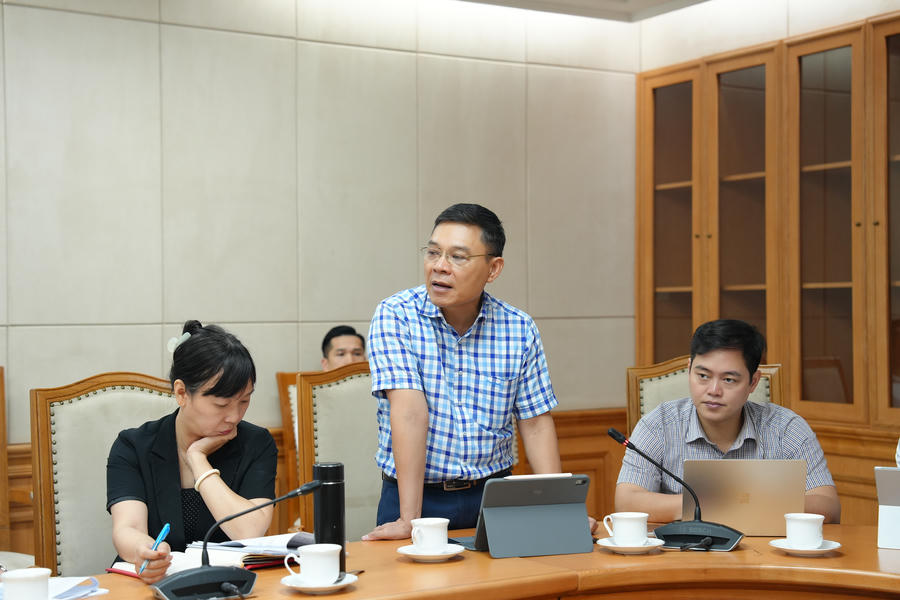 Các đại biểu tham gia phát biểu tại cuộc họp.