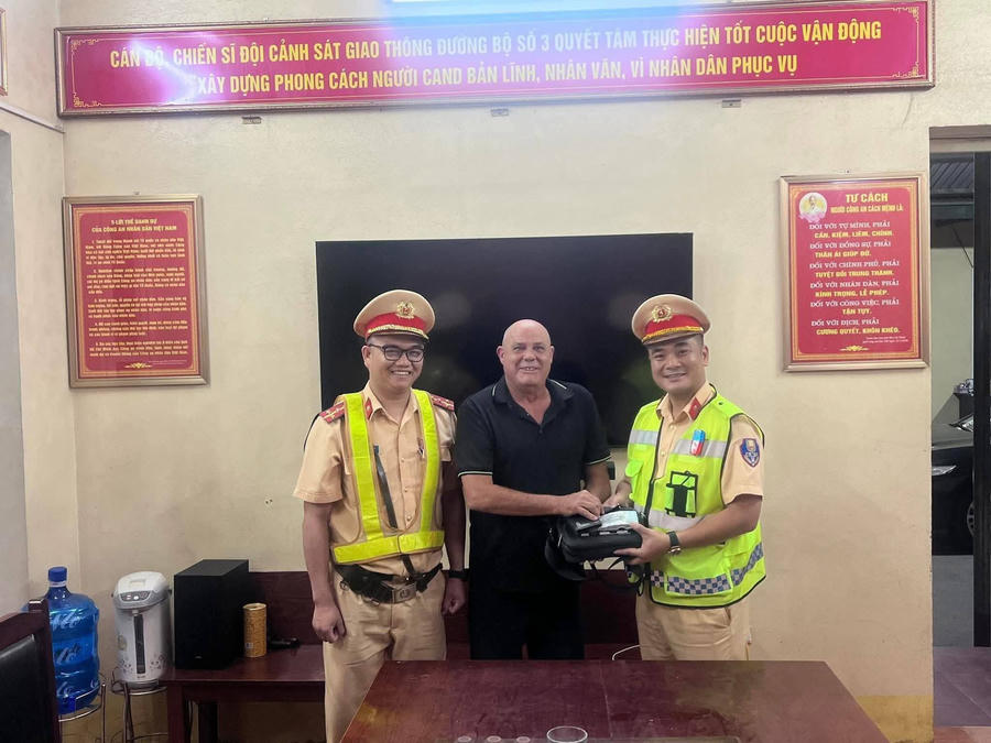 CSGT Quảng Ninh trao trả tài sản cho du khách Australia đánh rơi.